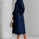 Vestido Midi Azul Marinho com Botões em Forma de Flor e Mangas Floridas Extravagantes