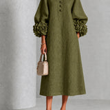 Vestido Midi Verde Oliva com Botões em Forma de Flor e Mangas Exageradas