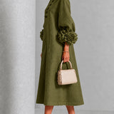 Vestido Midi Verde Oliva com Botões em Forma de Flor e Mangas Exageradas
