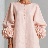 Vestido Midi Rosa com Botões em Forma de Flor e Mangas Exuberantes