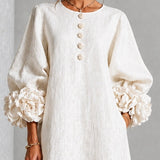 Vestido Midi Branco com Botões em Flor e Mangas Decoradas