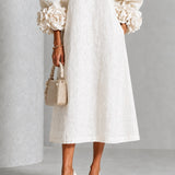 Vestido Midi Branco com Botões em Flor e Mangas Decoradas