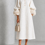 Vestido Midi Branco com Botões em Flor e Mangas Decoradas