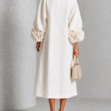 Vestido Midi Branco com Botões em Flor e Mangas Decoradas