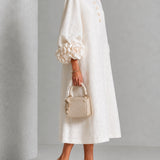 Vestido Midi Branco com Botões em Flor e Mangas Decoradas