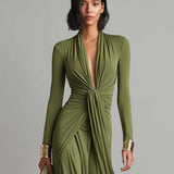 Valentina · Vestido longo com decote em V e detalhes em babados