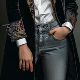 Léontine | Blazer Justo com Estampa Barroca em Preto