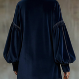 Vestido de veludo azul escuro com laço e mangas balão
