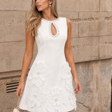 Vestido Mini Sem Mangas Elegante com Detalhe Recortado