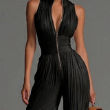 Macacão em chiffon preto com decote em V, sem mangas, fecho frontal, plissado, calças palazzo