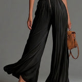 Macacão em chiffon preto com decote em V, sem mangas, fecho frontal, plissado, calças palazzo