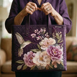 "Tamara | Bolsa Artesanal Colibri e Orquídea" can be rewritten as "Tamara | Bolsa Artesanal com Design de Colibri e Orquídea".