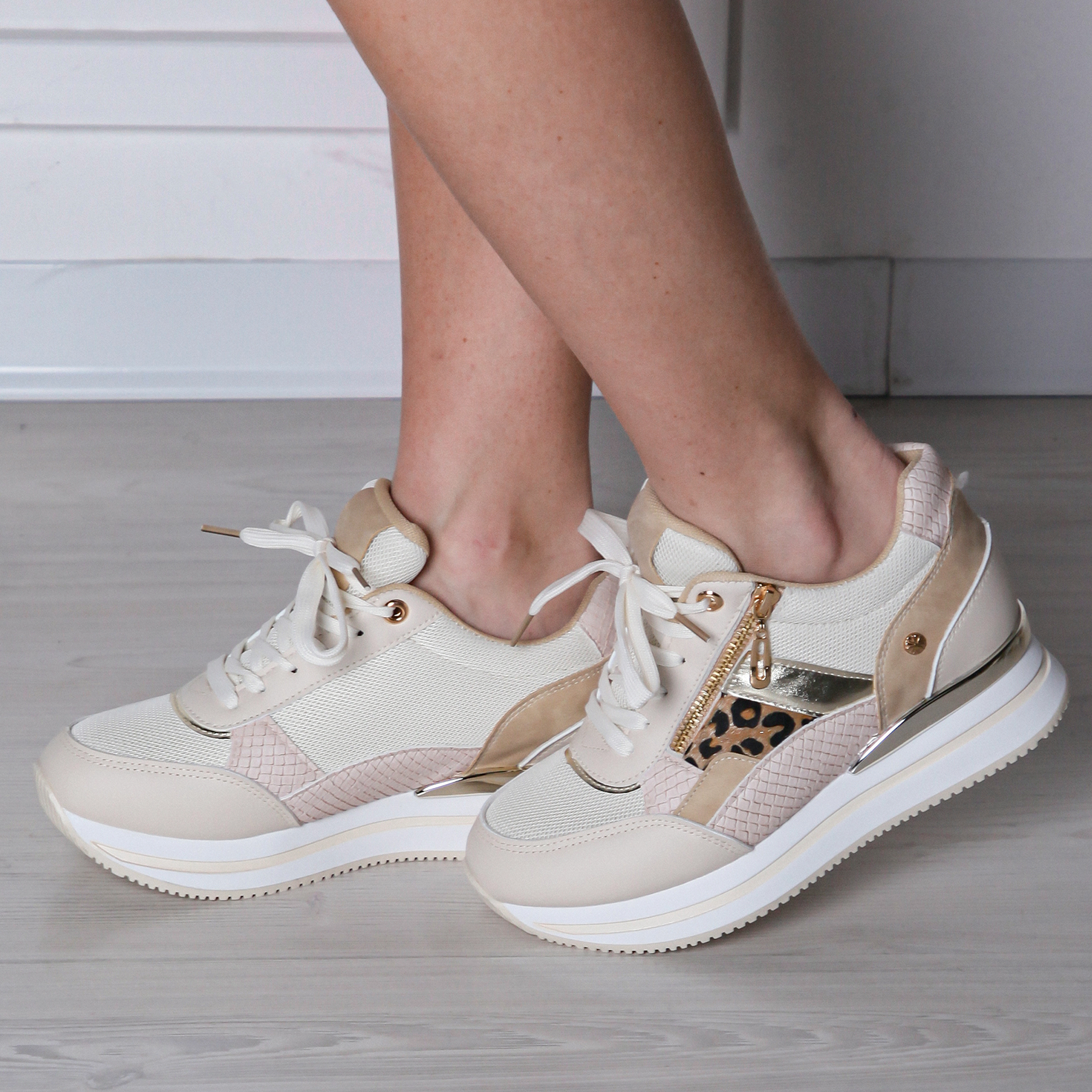 Molly - Fashionable Sneaker