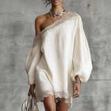 Vestido Mini de Renda Olivia com Ombros Expostos e Mangas Bufantes