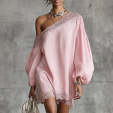 Vestido Mini de Renda Olivia com Ombros Expostos e Mangas Bufantes