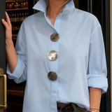 Camisa oversized com botões decorativos para mulher
