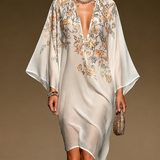Vestido Caftano em Chiffon Bege com Estampa Floral, Decote em V Profundo, Manga Batwing, Barra Assimétrica, Vestido Midi Fluido
