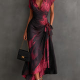 Vestido Midi Envelope com Estampa Abstrata Vermelha e Preta, Gola com Decote em V, Manga Curta, Cintura para Amarrar, Barra Assimétrica com Renda